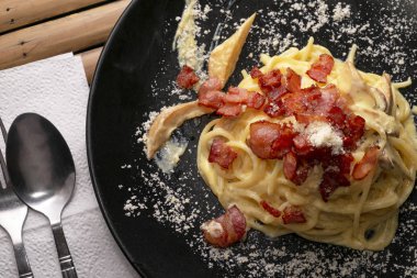 Leziz spagetti Carbonara pastırma bir bambu tablo.