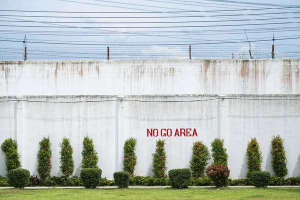 Zone Haute Sécurité Dans Prison Grand Mur Béton Blanc Haut — Photo