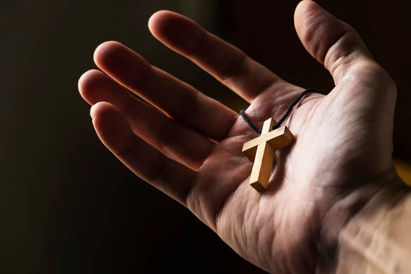 Man Holding a Simple Wood Cross in the Morning. — Stock Photo, Image