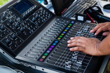 Profesyonel ses mühendisi Midas M32r ses mikseri Equipmentdecember, 22 2018 Noel açık olay Mahapawn Bangkok kilise Bangkok, Tayland, Thailand, Ses ayarlama.
