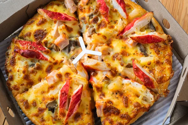 Middelgroot Opperste Pizza Het Vak Van Levering Houten Tafel — Stockfoto
