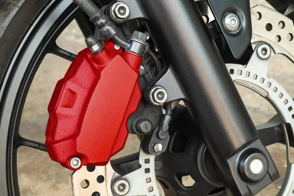 Ünlü kırmızı motosiklet Kaliper disk fren ön tekerlek, yüksek kaliteli performans araç teknolojisi üzerinde.