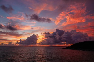 Bulutlar ve gökyüzü güzel gün batımı ve sahil ada.