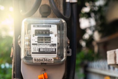 Evin ön tarafında elektrik Watthour metre. Elektronik enerji metre yardımcı programı'nı monitör.