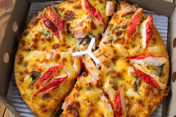 Mellersta Storlek Högsta Pizza Rutan Leverans Bordet — Stockfoto