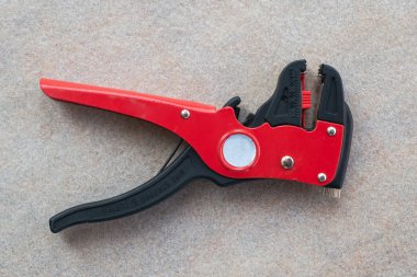 Tel striptizci ve kesici yerdeki, elektrikçi ekipman aracı.