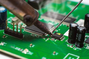 Mikroelektronik Mühendisliği yakın çekim. Bilgisayar Yönetim Kurulu teknoloji kavramı tamir kurşun lehim.