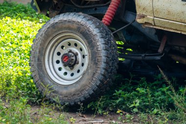 Off road tekerlek çamur içinde sıkışmış. Çamur tekerlekli arazi ormanda.