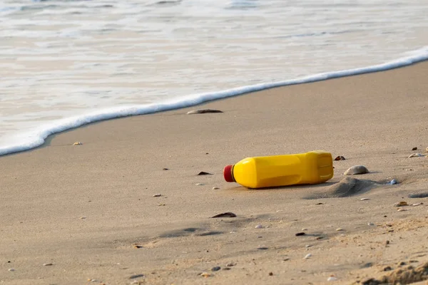 Plastová Láhev Odpadků Pláži Moře Svět Znečištění Crysis — Stock fotografie