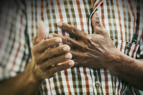 Imádkozott, hogy Jézus Krisztus a kezét a szív öregember ázsiai — Stock Fotó