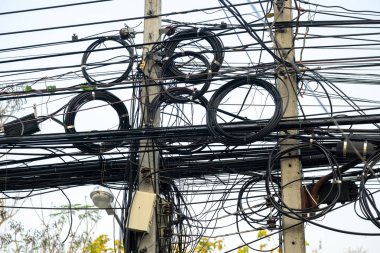 Kentsel alanda yayında okuyamayacağı elektrik ve sinyal tel.