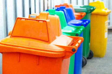 Geri dönüşüm atık çöp arabaları sokakta, çeşitli renk geri dönüşüm kutusu çöp her tür için.