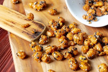 Susam fıstık, ahşap masa üzerinde doğal malzemelerle yapılan lezzetli fındık Snack kaplı.