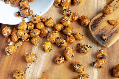 Susam fıstık, ahşap masa üzerinde doğal malzemelerle yapılan lezzetli fındık Snack kaplı.