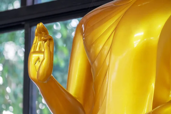 Nahaufnahme einer Buddha-Handskulptur im Buddhismus-Tempel — Stockfoto