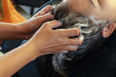 Asya kadın yıkama müşteri saç şampuan ile Hairdresse