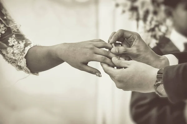 Bruidegom zet de trouw ring aan zijn bruid in de huwelijksceremonie. — Stockfoto