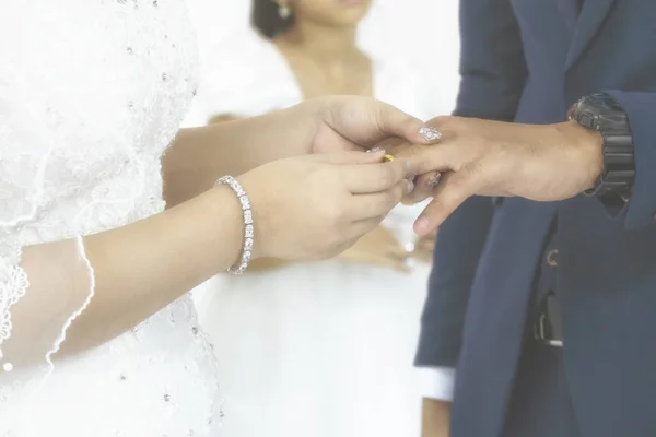 Mariée mettre l'alliance à son fiancé dans la cérémonie de mariage . — Photo
