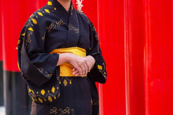 Chica vistiendo cultura japonesa Kimono Fushimi . —  Fotos de Stock