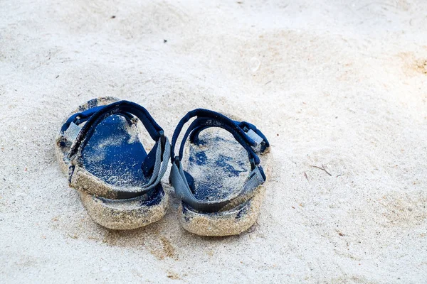 Sandály na písečném pobřeží oceánu v létě — Stock fotografie