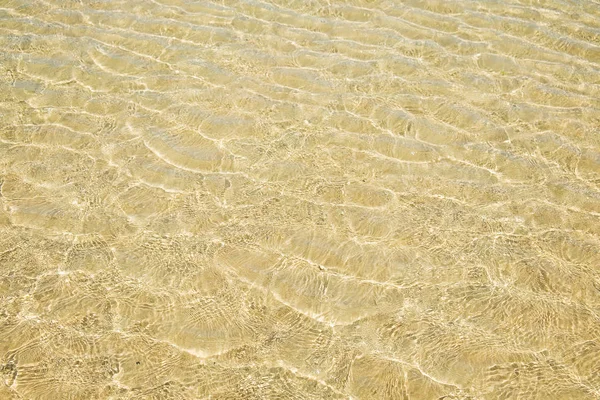 Καθαρό θάλασσα παραλία Άμμος και κυματιστή φόντο στον ωκεανό της φύσης — Φωτογραφία Αρχείου