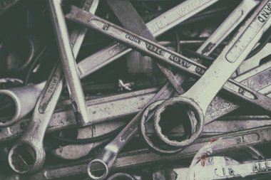 Garajdaki Araçlar Kutusunda Birçok Eski ve Kullanılmış Kutu Anahtarı