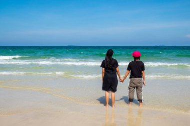 Küçük Çift Arkadaş Kız Turist Güzel Okyanusta Poz