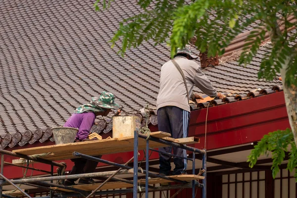 Two Male Workers are Fixing and Repairing the Damaged Roof Tiles — Stock Photo, Image