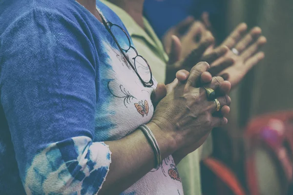 Grupp av olika kvinnor som ber tillsammans i bönemötet — Stockfoto