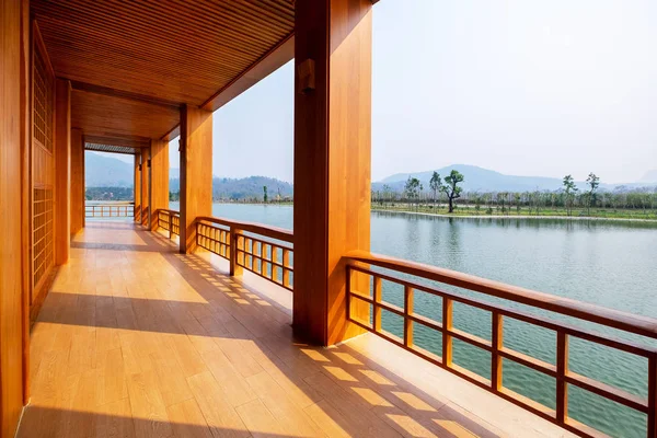 Güzel Japon Muhafazakar Ahşap Teras ve Çit