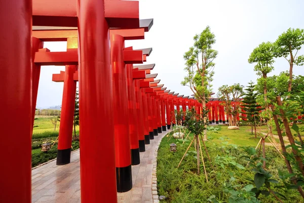 Odkryty piękna sceneria czerwona brama Temple spacer ścieżka — Zdjęcie stockowe