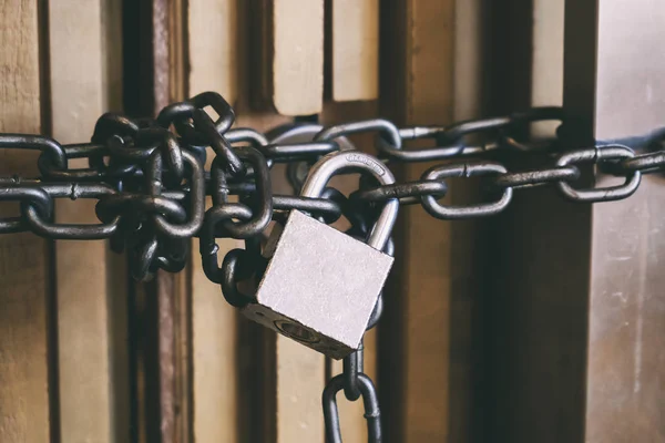 真鍮南京錠とビッグチェーンによる高セキュリティロックドア. — ストック写真