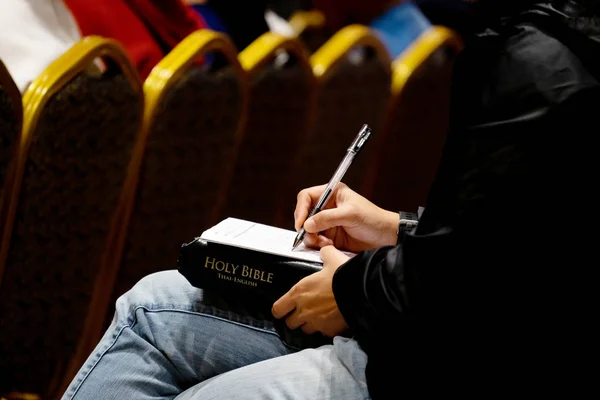 Female Listen to the Sermon and Writting Something on the Paper — Stock Photo, Image