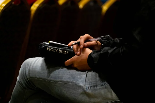 Female Listen to the Sermon and Writting Something on the Paper — Stock Photo, Image