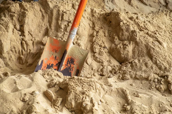 Будівельний пісок з лопаткою в будівельному майданчику роботи — стокове фото