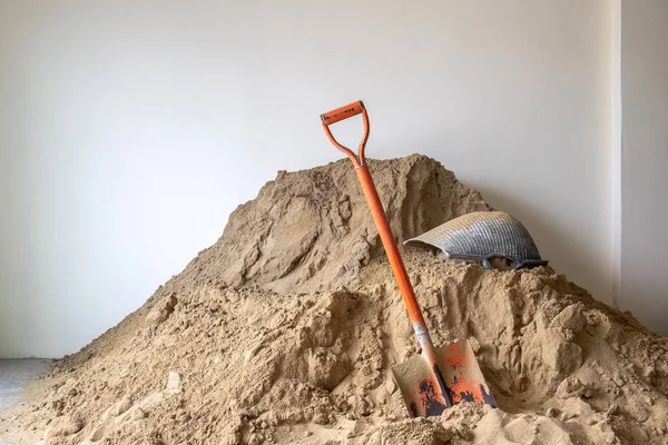 Строительный песок с лопатой на строительной площадке — стоковое фото