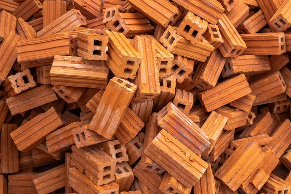 Şantiyede Kırmızı Tuğla Yığını