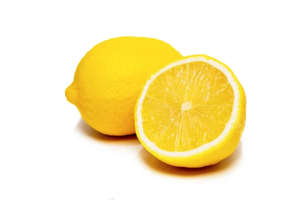 Limão cru e fresco em fundo branco isolado — Fotografia de Stock