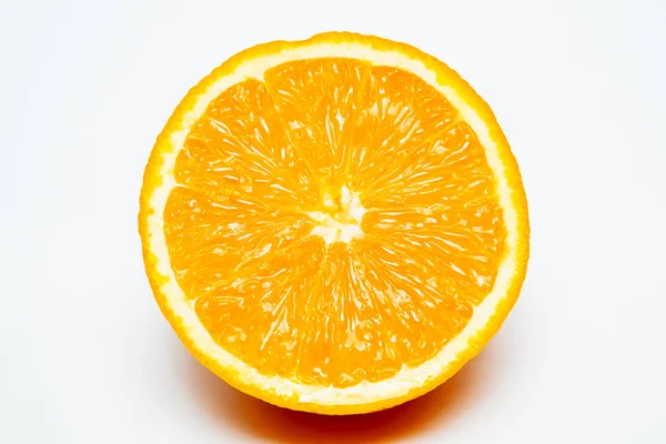 孤立した白い背景に新鮮な熟したカットネーブルオレンジ — ストック写真