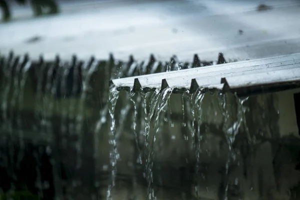 Une forte tempête a fait tomber de fortes pluies sur le toit — Photo