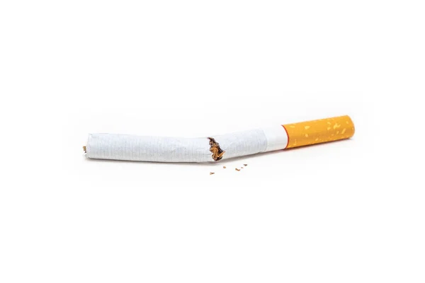 Cigarro destruído em fundo branco iSolado . — Fotografia de Stock
