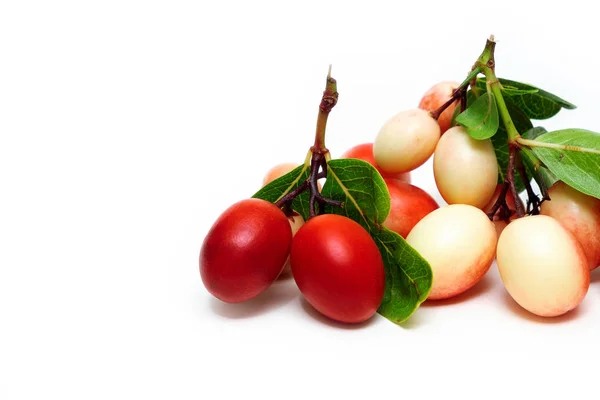 Gruppo di Karonda Frutta sullo sfondo bianco iSolated — Foto Stock
