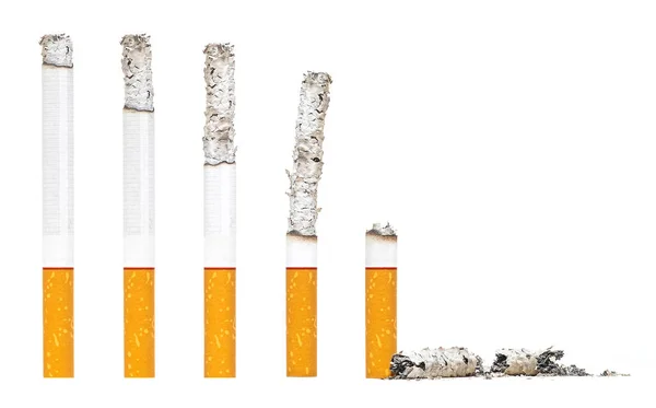 Quemado Casi Cigarrillos Paso sobre fondo blanco iSolated — Foto de Stock