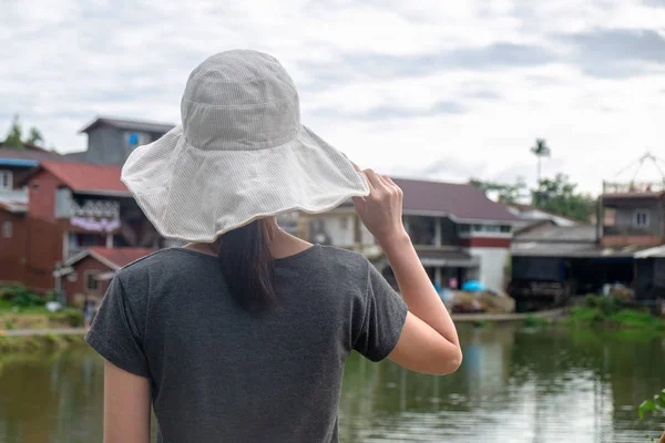 Rückenpose einer Touristin hält ihren Hut — Stockfoto