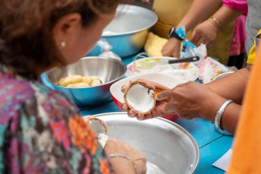 Geleneksel Mutfak yapmak için Kadın Rendelenmiş Hindistan Cevizi Grubu