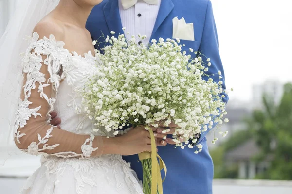 Bruid en bruidegom houden samen in formeel pak. — Stockfoto