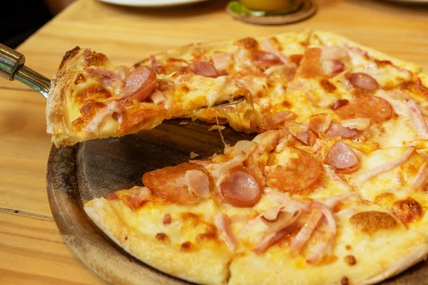 Pepperoni pizza på träbordet. Berömda och läckra italienska — Stockfoto
