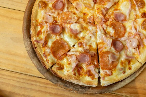 Pepperoni pizza på träbordet. Berömda och läckra italienska — Stockfoto