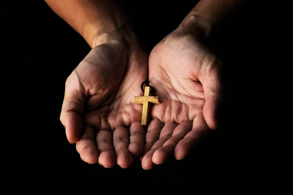 Homem dando simples madeira Cruz sinal. Conceito de Evangelismo Jesus — Fotografia de Stock