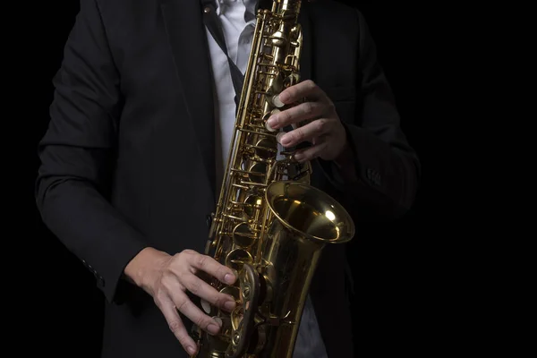 Sahnede Erkek Jazz SaksafonCu Performansı.